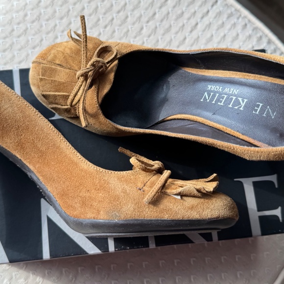 Anne Klein Butterscotch Suede Sling Back Sz. 7.5 - Picture 3 of 5